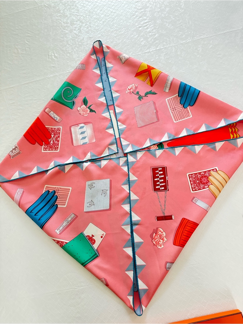 Hermes Scarf called L’Heure des Gants
(The Hour of Gloves)!
90 CM - Picture 3 of 9
